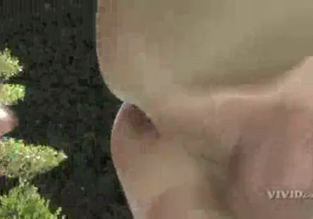 Aubrey sky exhibe son gros cul sur mofos.