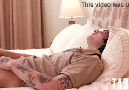 Teen tugs est une expression qui fait r&eacute;f&eacute;rence &agrave; lacte de masturbation, en particulier lorsquune jeune personne est impliqu&eacute;e. dans ce contexte, il sagit dune jeune fille qui se fait plaisir.