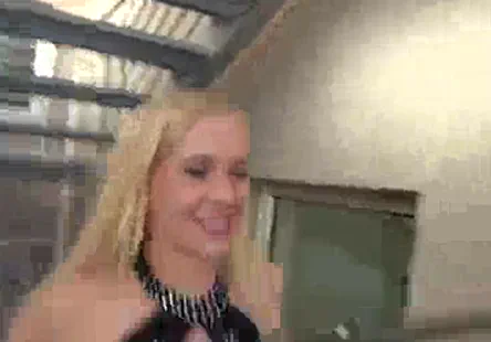 La massothérapeute fait une branlette en profondeur pour soulager les muscles endoloris.