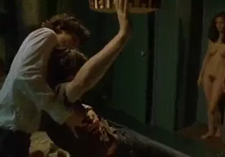 La milf en chaleur sest fait baiser la chatte par un jeune étalon.