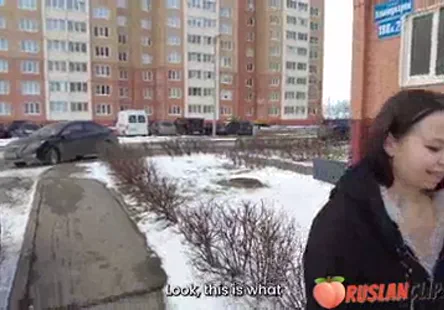 Cette j-schooler &agrave; lair innocent sest fait &eacute;tirer la chatte et remplir dune grosse bite alors quelle &eacute;tait suspendue au plafond, la t&ecirc;te en bas.