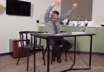 Une jeune fille chaude avec une personnalité dominante sassoit sur le visage de son amant.