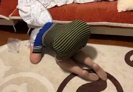 La jeune strip-teaseuse a été baisée durement et remplie de sperme.