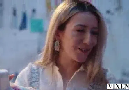 Baiser une chatte vierge.