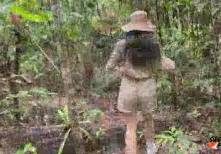 Un petit jeu anal avec un étalon intello qui adore séclater tout en se faisant pilonner par derrière.