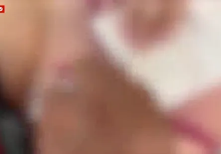 Une fille brune en train de sucer une bite pendant que sa chatte se fait lécher par un caméraman en rut.