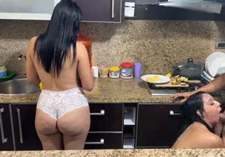 Je me fais baiser avec deux longs dongs simultanément dans mon cul