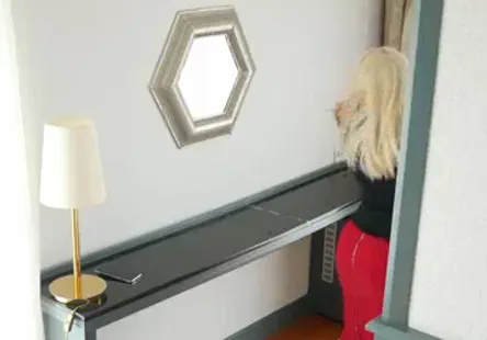 = je veux baiser cette nana comme un animal sauvage sur le canapé, avec ma bite si dure quelle pourrait traverser des murs en béton