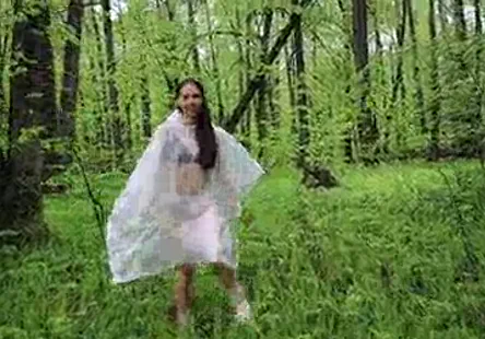 Une jeune fille a été surprise en train de regarder son beau-père et sa mère faire lamour sur le comptoir de la cuisine.