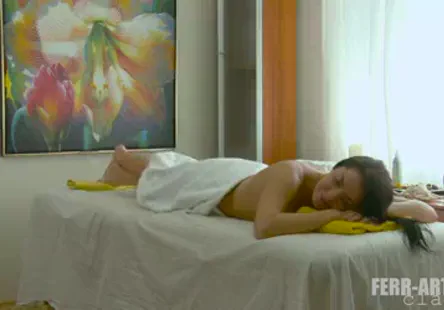 Une brune qui aime les collants prend son pied seule.