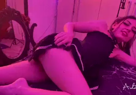 Une chatte japonaise reçoit une grosse bite noire au bord de la piscine.