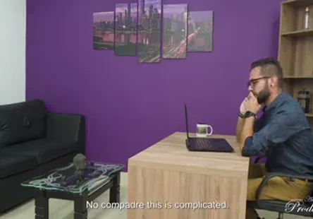 Jai besoin que tu suces ma bite plus fort pour que je me sente comme une machine à pomper les bites