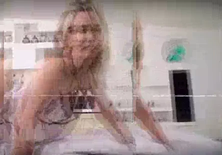 Une vieille salope aux gros seins soffre une bite bien dure.