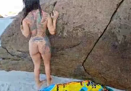 Ishiguro, la nana japonaise, sest fait baiser le cul et la chatte par une grosse bite.