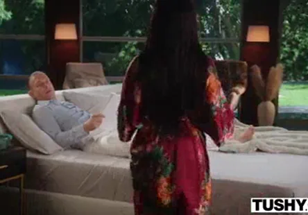 Pourrait &ecirc;tre r&eacute;&eacute;crit comme horny af.