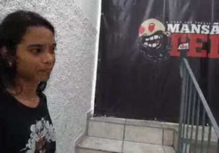 Ellen, lesbienne aux gros seins, se fait sucer la bite pour que sa chatte soit plus humide quun bocal à poisson.