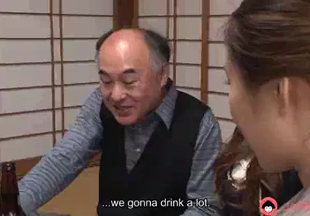 Cette chatte dado sexy et serrée est baisée au doigt jusquà ce quelle soit trempée de jus, puis elle jouit si fort quelle gicle partout