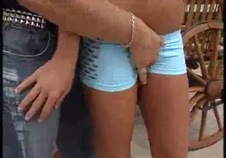 Une jeune fille qui nest pas une star professionnelle du porno a &eacute;t&eacute; p&eacute;n&eacute;tr&eacute;e par son premier poing masculin, ce qui lui a fait &eacute;jaculer du liquide de son vagin jusqu&agrave; ce quelle atteigne lorgasme.