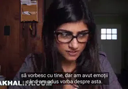 Une nana sexy de la cam a une belle paire de seins, elle frotte sa chatte humide et serrée devant la caméra pour que tout le monde puisse la voir.