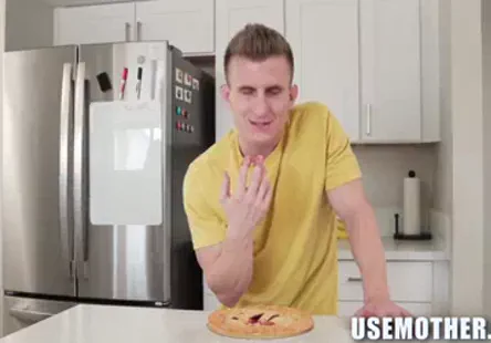 Young camslut stretching her cunt with huge dildo