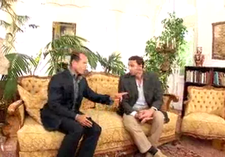 Cette salope en chaleur se fait étirer la chatte par la grosse bite du masseur.