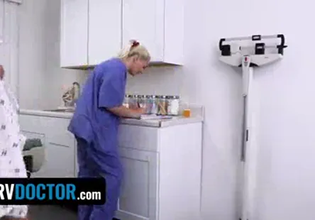 Mme smith se fait baiser par bbc tout en recevant un soin du visage.