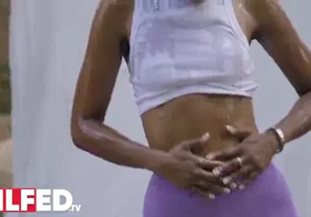 La bite est avalée en entier comme un patron, et on en redemande.