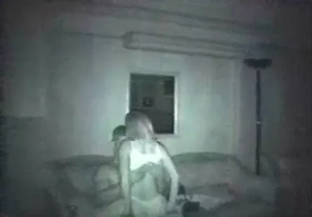 Lexpression sleeping handjob girl long nails désigne une femme recevant un acte sexuel pendant son sommeil, avec des ongles longs.