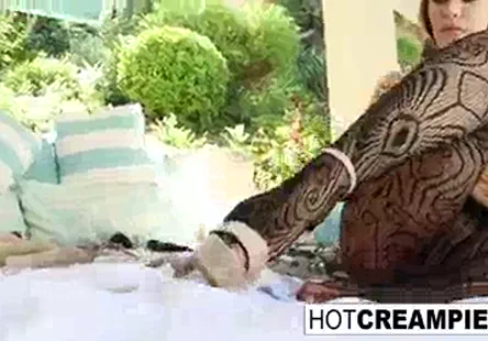 Amerie thomas se fait baiser en maillot de bain au bord de la piscine