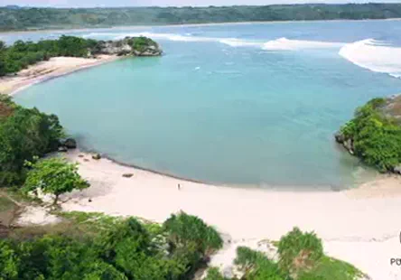 Ladolescente maigre pixie est une exhibitionniste qui aime exposer son corps nu à des étrangers sans méfiance en plein air, souvent en se livrant à des actes dexhibitionnisme avec ses camarades gothiques brunes.