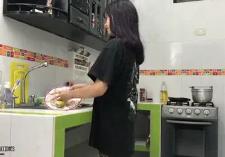 En tant que mâle asiatique, je suis vraiment excité par la vue dune fille avec une chatte serrée qui peut menfoncer la gorge et avaler tout mon sperme sans bâillonner.