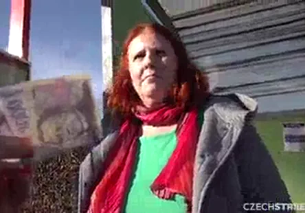 Elle porte une robe rouge moulante qui met en valeur ses courbes et lui donne lair dune vraie poupée elle porte une robe rouge moulante qui met en valeur son corps de rêve et lui donne lair dune vraie bombe.