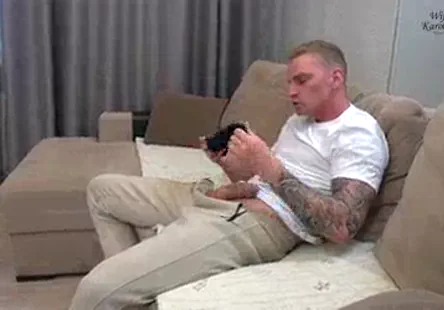 Ladolescente lolita, sa demi-sœur kendra lust et leur mère sengagent dans une relation à trois torride.