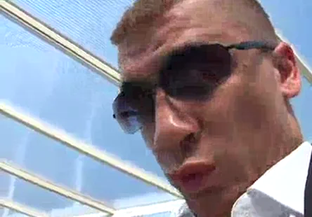 Couple faisant du fitness le matin et faisant l'amour en même temps