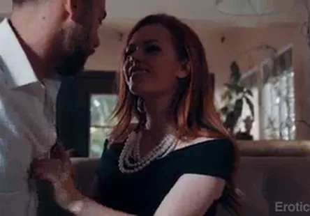 Sexymaebbw.com domine un homme plus petit dans un combat de lutte chaud et moite.