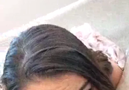 La pute brune sexy baise sa chatte humide dans la baignoire.