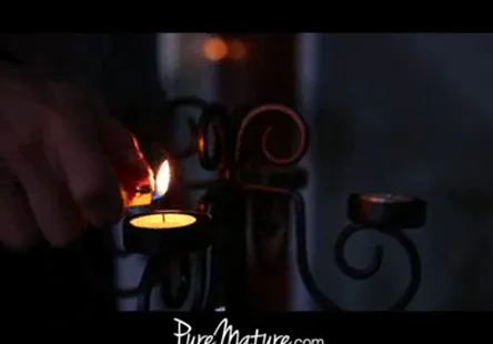 Cette petite aguicheuse porte un pantalon en jean très serré, cherchant à séduire un homme chanceux.