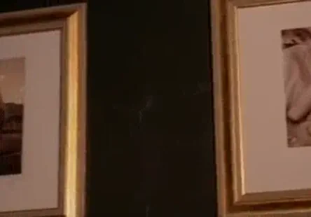 Ladolescente en chaleur se fait baiser par un inconnu dans la cabine dessayage.