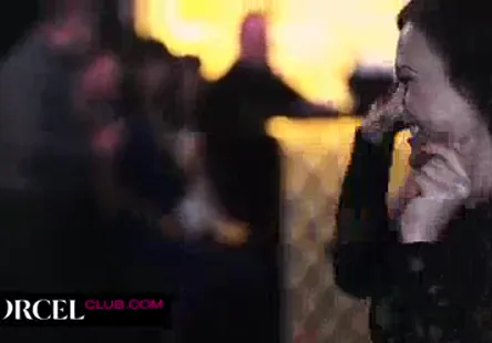 Ladolescente poilue se fait baiser la chatte par un mec en chaleur.