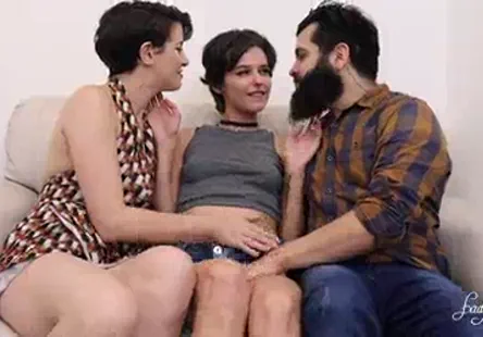 Alice a une grosse bite juteuse avec laquelle elle aime jouer.