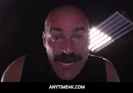 Cette chaude blonde criait à pleins poumons pendant la levrette