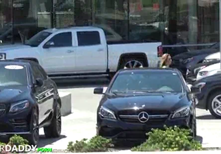 Meina est une fille aux gros seins qui adore jouer avec sa chatte. dans cette scène, elle utilise un concombre et un gode pour se faire plaisir tout en préparant des plats dans la cuisine.