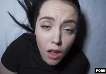 Ariana marie, une débutante en chaleur, découvre sa passion pour se faire baiser en public par des inconnus.