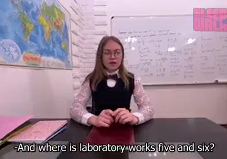 Est une fille sexy avec une chatte serrée qui aime baiser dur et se faire remplir le cul avec du sperme.