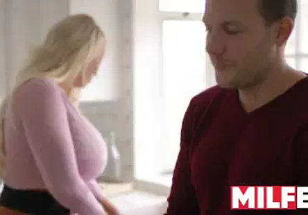 Cest une milf qui adore baiser ce jeune étalon.