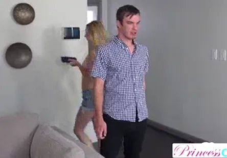 Est une star du porno sexy qui est apparue dans de nombreux films pour adultes avec ses gros seins, sa chatte serrée et ses compétences anales.