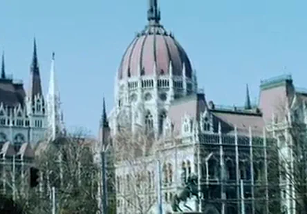 Sa chatte est trempée de désir.