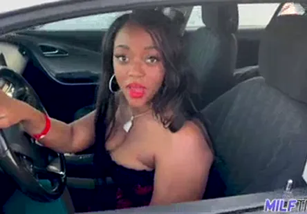 La grosse maîtresse rosie prend son pied en se faisant percer les tétons de son gros cul avec des aiguilles pendant un jeu bdsm.