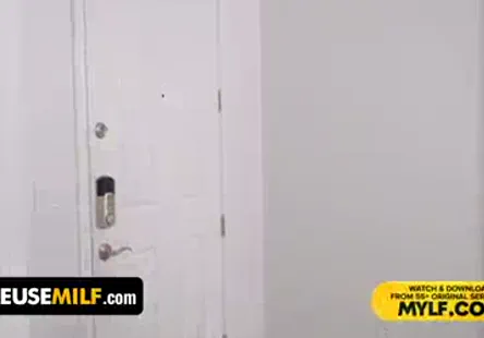 Adolescente chaude avec des seins naturels énormes et juteux.