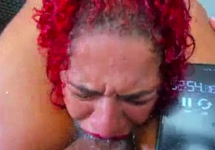 Une blonde aux gros seins se fait baiser par une énorme bite.